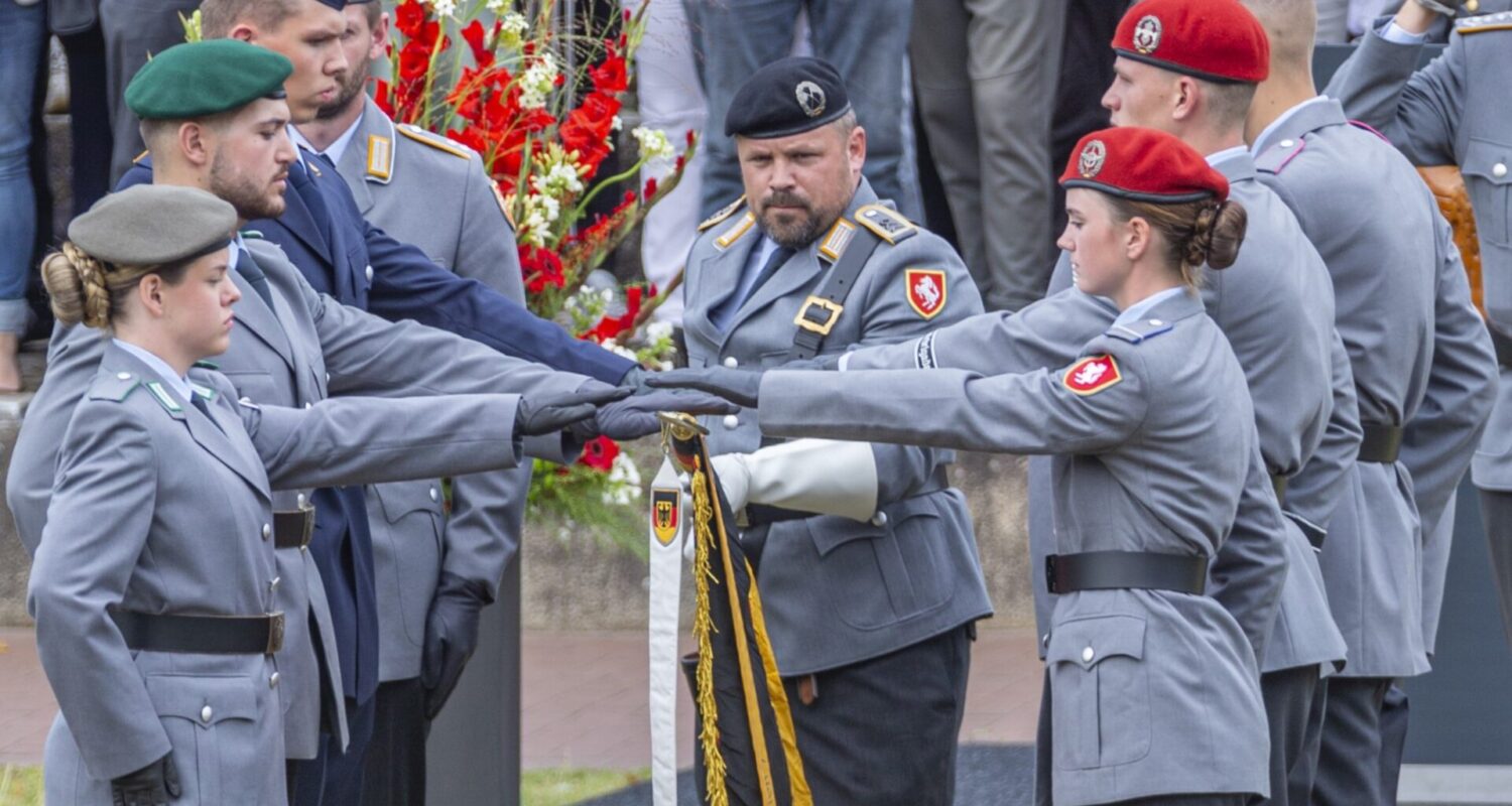 Das Wehrdienst-Modernisierungsgesetz sieht Anreize für Freiwillige, aber auch verpflichtende Musterungen ab kommendem Jahr vor: Rekruten beim Gelöbnis vor dem nordrhein-westfälischen Landtag in Düsseldorf.