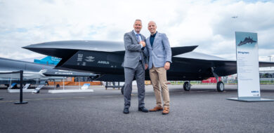 Michael Schöllhorn, CEO von Airbus Defence and Space (links), und Gundbert Scherf, Co-CEO bei Helsing, vor dem Wingman-Modell von Airbus. (Foto Airbus)