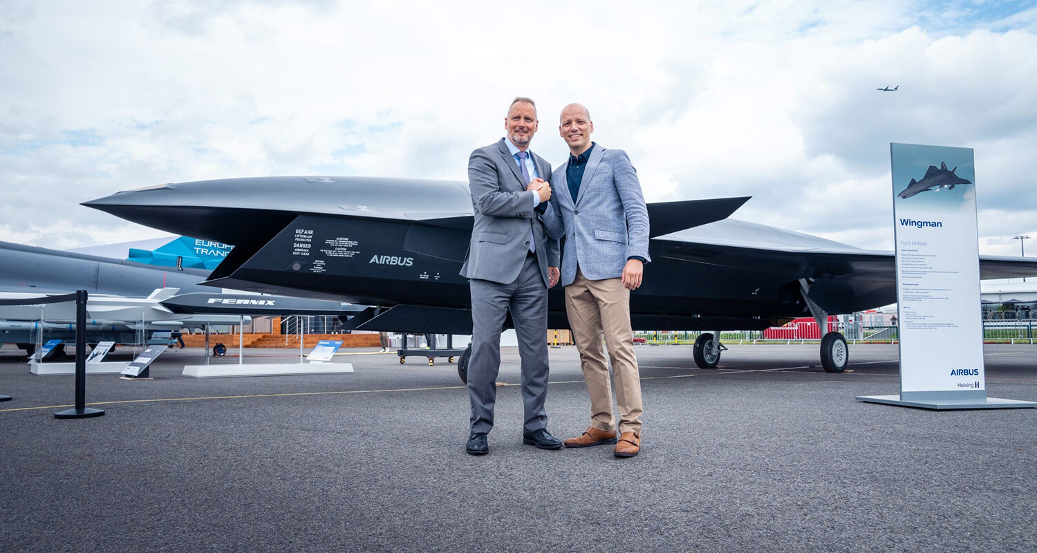 Michael Schöllhorn, CEO von Airbus Defence and Space (links), und Gundbert Scherf, Co-CEO bei Helsing, vor dem Wingman-Modell von Airbus. (Foto Airbus)