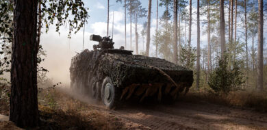 Das hochmobile Gefechtsfahrzeug GTK Boxer wühlt sich durch das sandige Gelände auf dem Truppenübungsplatz Pabradé. (Bundeswehr/Marco Dorow)