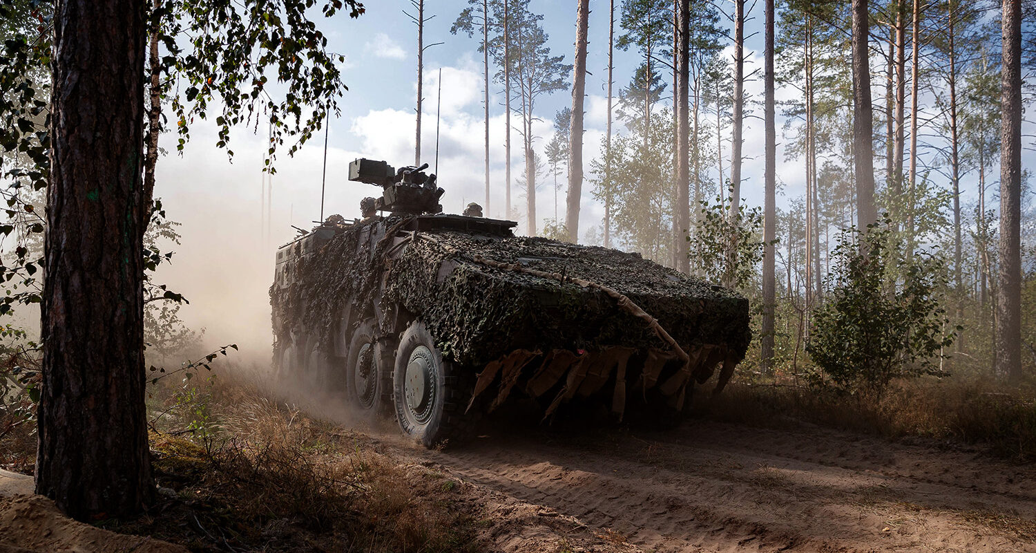 Das hochmobile Gefechtsfahrzeug GTK Boxer wühlt sich durch das sandige Gelände auf dem Truppenübungsplatz Pabradé. (Bundeswehr/Marco Dorow)