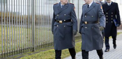 20211216 Übergabe GL Pfeffer and GL Schütt 21