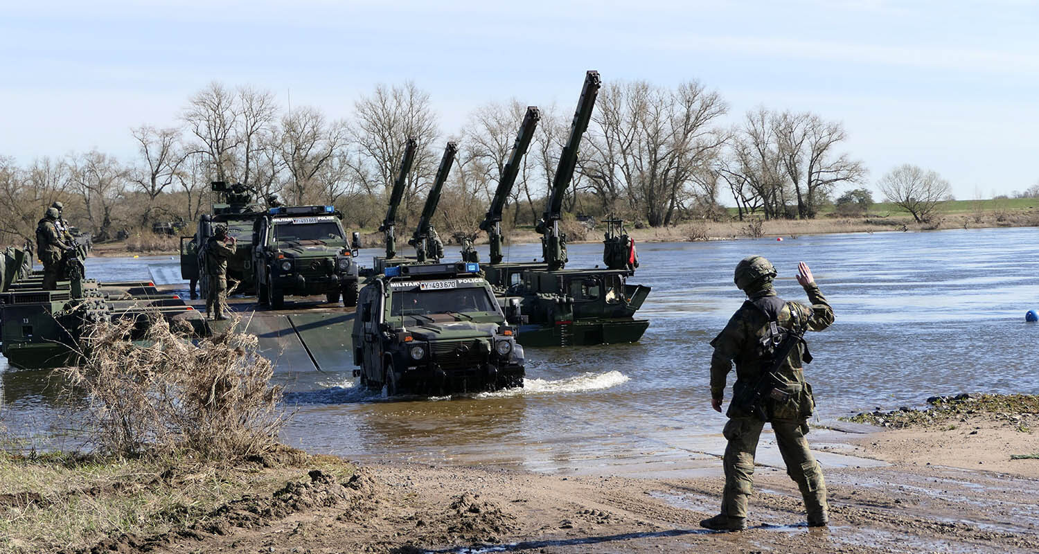 Militärpolizeiliche Unterstützung in jeder taktischen Lage: Besondere Aufmerksamkeit benötigen Militärpolizeikräfte beim Gewässerübergang während Quadriga (Foto © Bw/Lena Speckheuer)