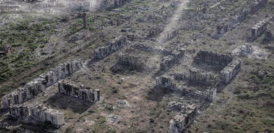 Drohnenaufnahme eines völlig zerstörten Teils der umkämpften Stadt Tschassiw Jar. (Foto © UKR 24. Infanteriebrigade)