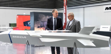 MBDA-Geschäftsführer Thomas Gottschild (li.) und HHK-Chefredakteur Michael Horst im Gespräch vor einem Modell des RCM² Flugkörpers. ( Foto  © MBDA/Günter Abel)