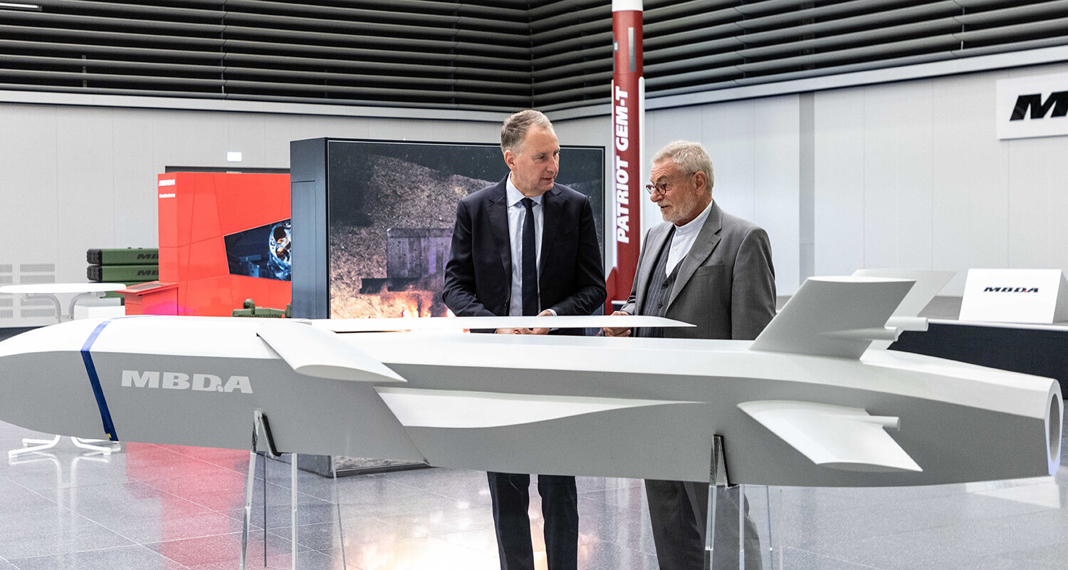 MBDA-Geschäftsführer Thomas Gottschild (li.) und HHK-Chefredakteur Michael Horst im Gespräch vor einem Modell des RCM² Flugkörpers. ( Foto  © MBDA/Günter Abel)