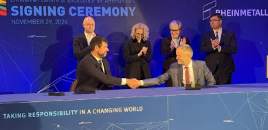 Roman Köhne (CEO Rheinmetall Business Unit Indirect Fire) und Dovydas Petraška (Deputy Director National Land Service) während der Zeremonie. (Foto © Rheinmetall)