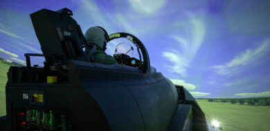 Nutzung einer Simulationsdatenbasis in einem Eurofighter-Simulator. (Foto © Bw/Cora Mohrdieck)