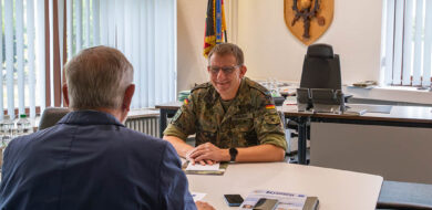 Oberst Stephan Kurjahn, Kommandeur Technische Schule des Heeres und General der Heereslogistiktruppen, stellte sich den Fragen von Oberst a. D. Michael Horst. (Foto © TSH)