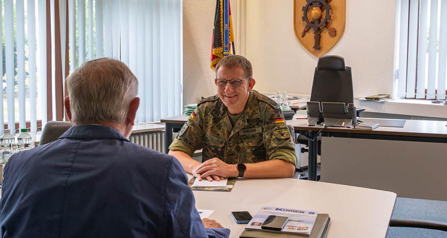 Oberst Stephan Kurjahn, Kommandeur Technische Schule des Heeres und General der Heereslogistiktruppen, stellte sich den Fragen von Oberst a. D. Michael Horst. (Foto © TSH)