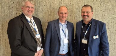 Der stellvertretende HHK-Chefredakteur Stefan Axel Boes mit dem neuen Leiter der DSEI Germany, Bernd Kögel, und dem neuen Leiter der DWT-Studiengesellschaft, Andreas Hornik (v. l.). (Foto © MRV/Ricardo Di Stefano)