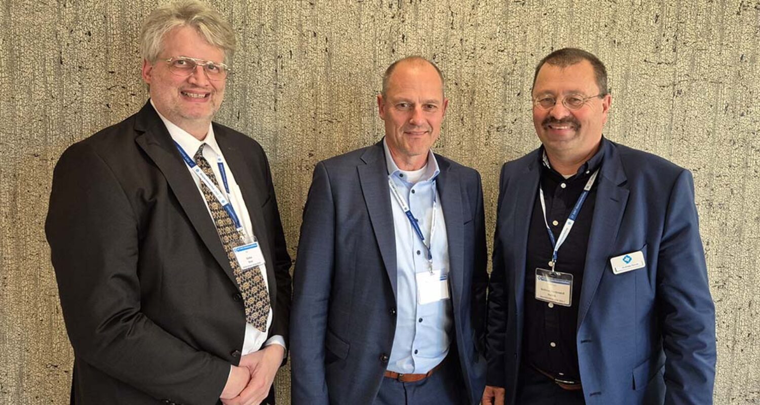 Der stellvertretende HHK-Chefredakteur Stefan Axel Boes mit dem neuen Leiter der DSEI Germany, Bernd Kögel, und dem neuen Leiter der DWT-Studiengesellschaft, Andreas Hornik (v. l.). (Foto © MRV/Ricardo Di Stefano)