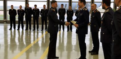 Der Kommodore des LTG 62, Oberst Markus Knoll, würdigte bei der Graduierung die Leistungen der jungen Luftfahrzeugführer und ließ es sich nehmen die Verleihung der Urkunden vorzunehmen.