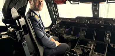 Das A400M-Cockpit wird der neue Arbeitsplatz von Hauptmann Tom werden, sobald er seine Schulung auf diesem Flugzeugmuster absolviert hat. (Foto © Bw)