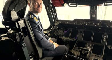 Das A400M-Cockpit wird der neue Arbeitsplatz von Hauptmann Tom werden, sobald er seine Schulung auf diesem Flugzeugmuster absolviert hat. (Foto © Bw)
