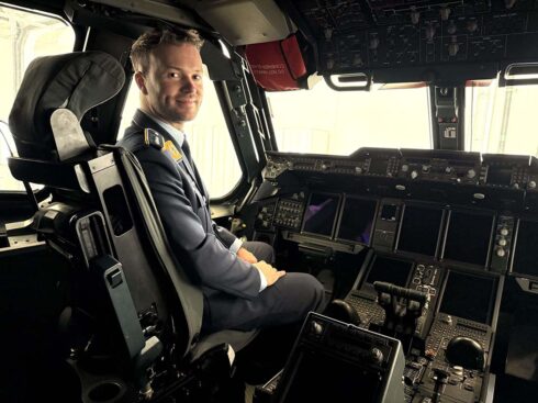 Das A400M-Cockpit wird der neue Arbeitsplatz von Hauptmann Tom werden, sobald er seine Schulung auf diesem Flugzeugmuster absolviert hat. (Foto © Bw)