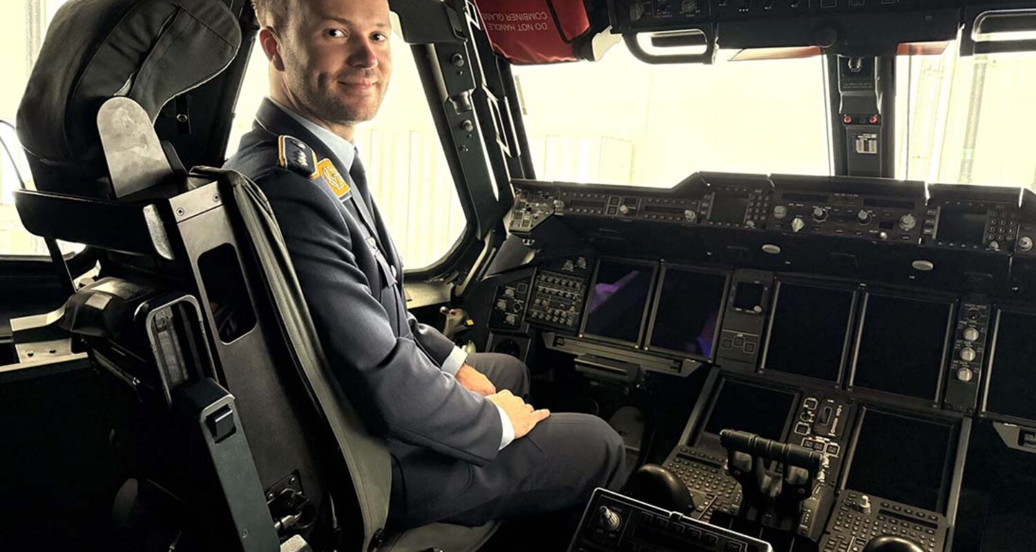 Das A400M-Cockpit wird der neue Arbeitsplatz von Hauptmann Tom werden, sobald er seine Schulung auf diesem Flugzeugmuster absolviert hat. (Foto © Bw)