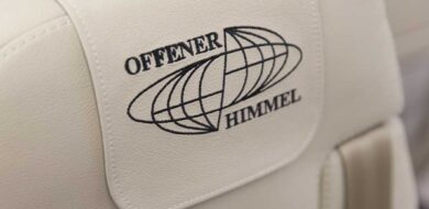 Das Logo „Offener Himmel“ auf der Kopfstütze eines Sitzes im Airbus A319 OH. (Foto © Bw/Jonas Weber)
