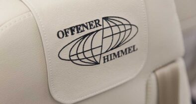 Das Logo „Offener Himmel“ auf der Kopfstütze eines Sitzes im Airbus A319 OH. (Foto © Bw/Jonas Weber)