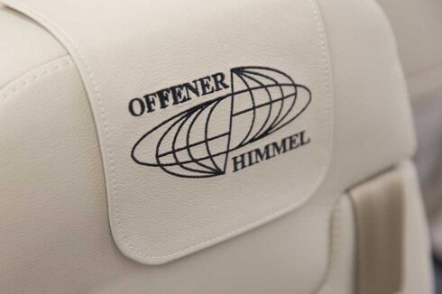 Das Logo „Offener Himmel“ auf der Kopfstütze eines Sitzes im Airbus A319 OH. (Foto © Bw/Jonas Weber)