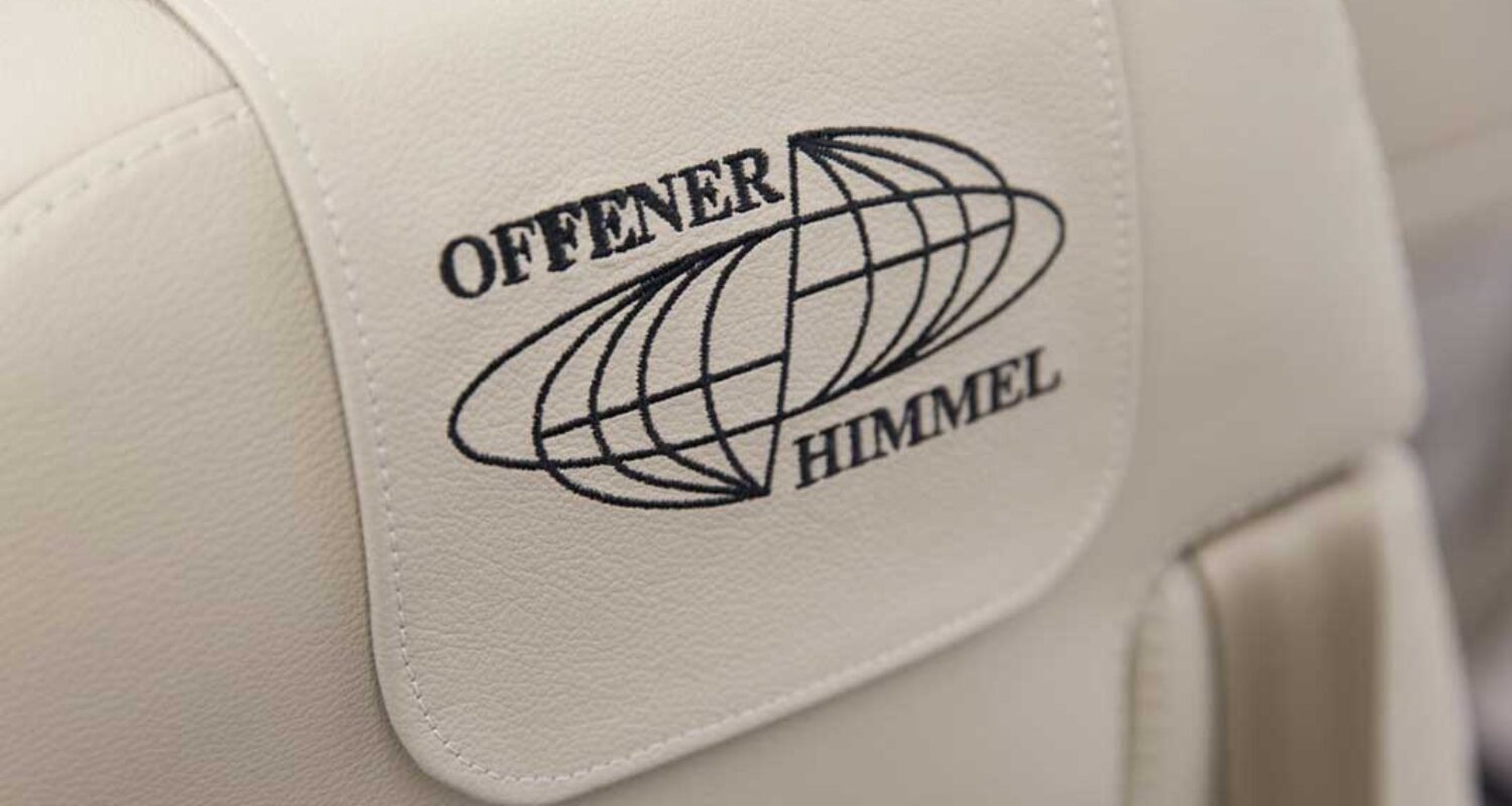 Das Logo „Offener Himmel“ auf der Kopfstütze eines Sitzes im Airbus A319 OH. (Foto © Bw/Jonas Weber)