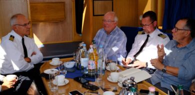 Der scheidende Inspekteur der Marine, Vizeadmiral Jan Christian Kaack (l.), bei den Navy Talks an Bord der Barkasse "Marine 1".