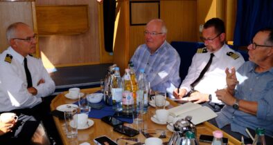 Der scheidende Inspekteur der Marine, Vizeadmiral Jan Christian Kaack (l.), bei den Navy Talks an Bord der Barkasse "Marine 1".