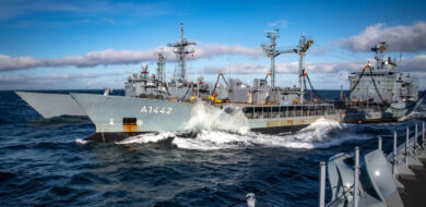 Betriebsstofftanker „Spessart“ beendet Einsatz in der VJTF (M). Der Betriebsstofftransporter A 1442 „Spessart“ versorgt zwei Schiffe parallel während der Übung „Joint Warrier 23-2“ der Very High Readiness Joint Task Force (Maritime) vor der Nordwestküste von Schottland. (Foto ©Bw)