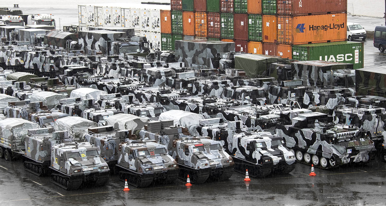 Fahrzeuge vom Typ BV 206 S Hägglunds der Gebirgsjägerbrigade 23 stehen für die Verladung im Hafen für die Übung Nordic Response im Rahmen der Übungsreihe QUADRIGA. (Foto © Bundeswehr/Susanne Hähnel)