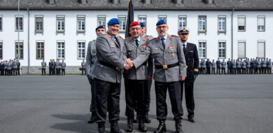 Der Generalinspekteur der Bundeswehr, General Carsten Breuer, übergibt das Kommando über den Sanitätsdienst der Bundeswehr von Generaloberstabsarzt Dr. Ulrich Baumgärtner an Generalstabsarzt Dr. Ralf Hoffmann. / Weiterer Text über ots und www.presseportal.de/nr/122038 / Die Verwendung dieses Bildes für redaktionelle Zwecke ist unter Beachtung aller mitgeteilten Nutzungsbedingungen zulässig und dann auch honorarfrei. Veröffentlichung ausschließlich mit Bildrechte-Hinweis.

Bildrechte:Bundeswehr/Patrick Grüterich