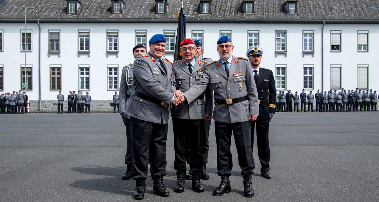 Der Generalinspekteur der Bundeswehr, General Carsten Breuer, übergibt das Kommando über den Sanitätsdienst der Bundeswehr von Generaloberstabsarzt Dr. Ulrich Baumgärtner an Generalstabsarzt Dr. Ralf Hoffmann. / Weiterer Text über ots und www.presseportal.de/nr/122038 / Die Verwendung dieses Bildes für redaktionelle Zwecke ist unter Beachtung aller mitgeteilten Nutzungsbedingungen zulässig und dann auch honorarfrei. Veröffentlichung ausschließlich mit Bildrechte-Hinweis.

Bildrechte:Bundeswehr/Patrick Grüterich