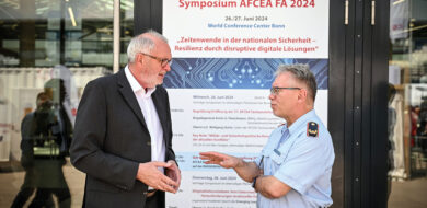 Stolz auf den Verlauf und die Resonanz: BrigGen Armin Fleischmann im Gespräch mit Burghard Lindhorst über die AFCEA Fachausstellung 2024. (Foto © MRV/Tassos)