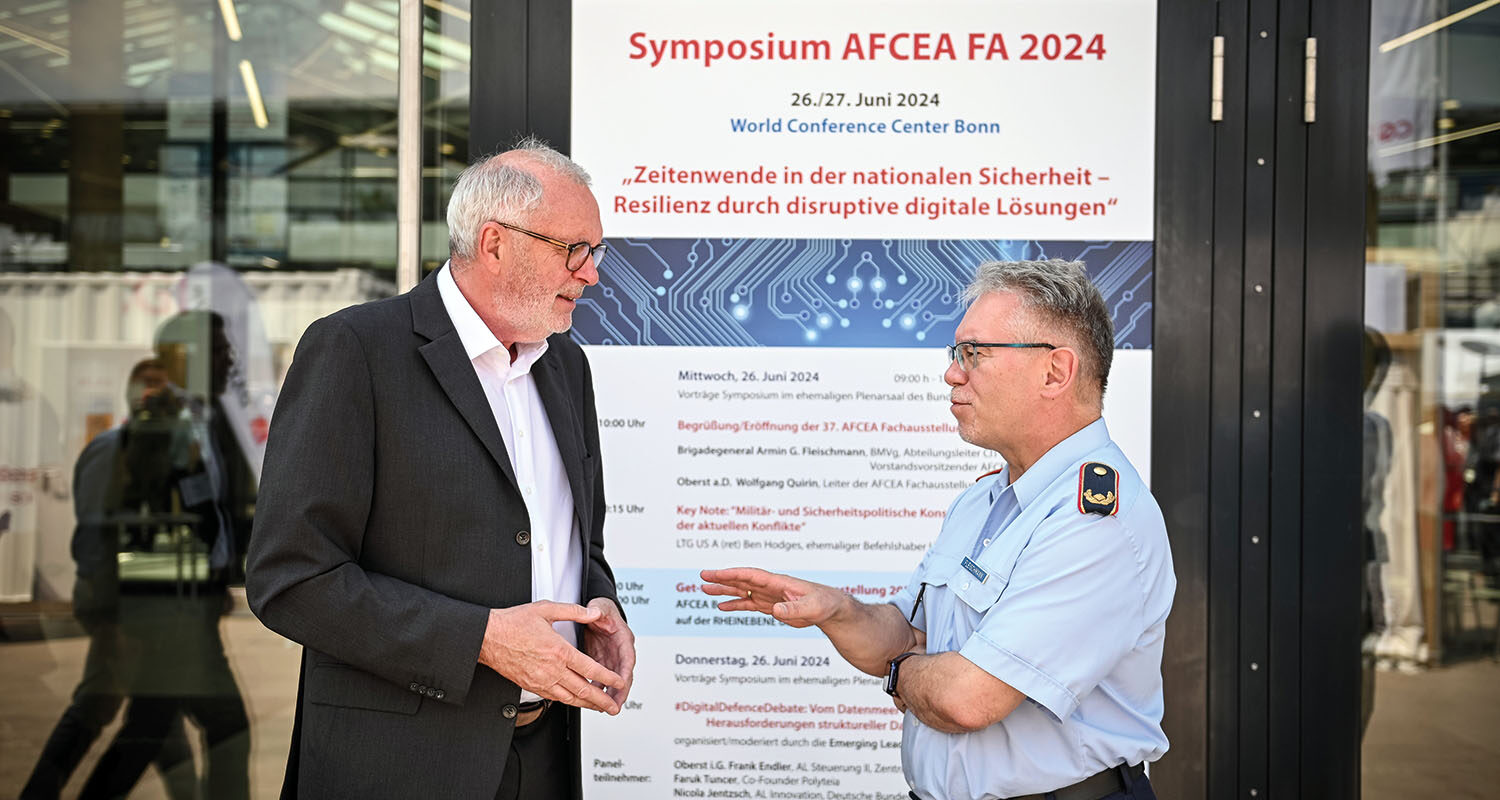 Stolz auf den Verlauf und die Resonanz: BrigGen Armin Fleischmann im Gespräch mit Burghard Lindhorst über die AFCEA Fachausstellung 2024. (Foto © MRV/Tassos)