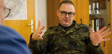 Brigadegeneral Marco Eggert im Gespräch mit HHK-Chefredakteur Michael Horst. (Foto © Panzerbrigade)