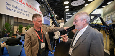 Dirk Walther (l.) mit HHK-Chefredakteur Michael Horst am Stand von ND SatCom auf der AFCEA Fachausstellung.  (Foto ©MRV/Socrates Tasso)