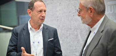 Generalleutnant a. D. Frank Leidenberger im intensiven Gespräch mit Michael Horst während der 38. AFCEA Fachausstellung in Bonn. ( Foto ©MRV/Socrates Tasso )