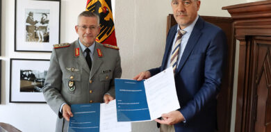 Generalleutnant André Bodemann (li), der Stellvertreter des Befehlshabers des Operativen Führungskommandos der Bundeswehr und Kommandeur Territoriale Aufgaben, und BALM-Präsident Christian Hoffmann (re) mit der unterzeichneten Kooperationsvereinbarung im Julius-Leber-Zimmer der Julius-Leber-Kaserne in Berlin (Bildrechte: Operatives Führungskommando der Bundeswehr / Fotograf: Christian Werner)