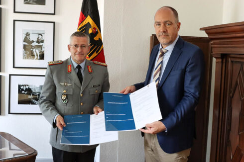 Generalleutnant André Bodemann (li), der Stellvertreter des Befehlshabers des Operativen Führungskommandos der Bundeswehr und Kommandeur Territoriale Aufgaben, und BALM-Präsident Christian Hoffmann (re) mit der unterzeichneten Kooperationsvereinbarung im Julius-Leber-Zimmer der Julius-Leber-Kaserne in Berlin (Bildrechte: Operatives Führungskommando der Bundeswehr / Fotograf: Christian Werner)