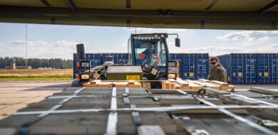Soldaten verladen Munitionskisten auf eine Wechselladepritsche des militärischengeländegängigen Lkw 15 Tonnen MULTI 2 mit einem Teleskoplader Merlo an einem Versorgungspunkt während der Übung „Brave Blue 2025“ im Rahmen der Übungsserie „Quadriga 2025“ in Kazlų Rūda/Litauen. (Foto ©Bw/Haehnel)