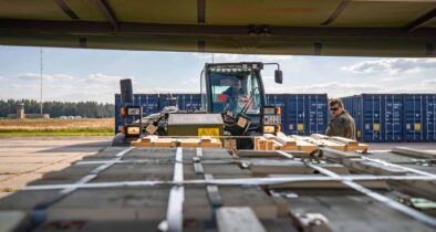 Soldaten verladen Munitionskisten auf eine Wechselladepritsche des militärischengeländegängigen Lkw 15 Tonnen MULTI 2 mit einem Teleskoplader Merlo an einem Versorgungspunkt während der Übung „Brave Blue 2025“ im Rahmen der Übungsserie „Quadriga 2025“ in Kazlų Rūda/Litauen. (Foto ©Bw/Haehnel)