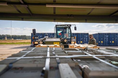 Soldaten verladen Munitionskisten auf eine Wechselladepritsche des militärischengeländegängigen Lkw 15 Tonnen MULTI 2 mit einem Teleskoplader Merlo an einem Versorgungspunkt während der Übung „Brave Blue 2025“ im Rahmen der Übungsserie „Quadriga 2025“ in Kazlų Rūda/Litauen. (Foto ©Bw/Haehnel)