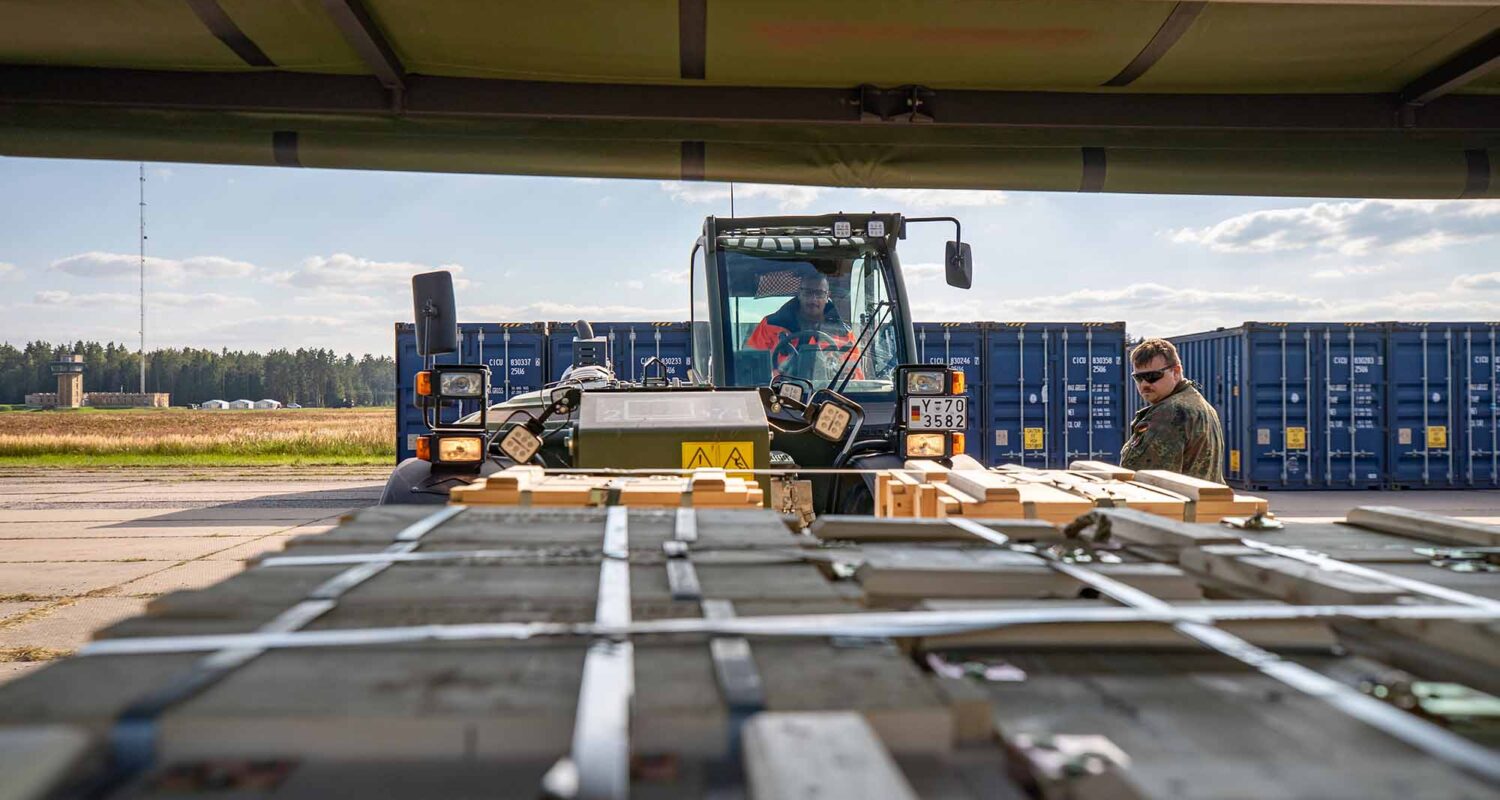 Soldaten verladen Munitionskisten auf eine Wechselladepritsche des militärischengeländegängigen Lkw 15 Tonnen MULTI 2 mit einem Teleskoplader Merlo an einem Versorgungspunkt während der Übung „Brave Blue 2025“ im Rahmen der Übungsserie „Quadriga 2025“ in Kazlų Rūda/Litauen. (Foto ©Bw/Haehnel)