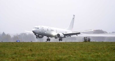 Am 07. November 2025 fand die erste Landung der deutschen P-8A Poseidon in Nordholz statt. Sie ist die erste von 8 Flugzeugen und wird als Seefernaufklärer genutzt. Hier: Erste Landung auf der Start- und Landebahn auf dem Marinefliegerstützpunktes Nordholz.  (Foto © Bundeswehr/ Julia Kelm)