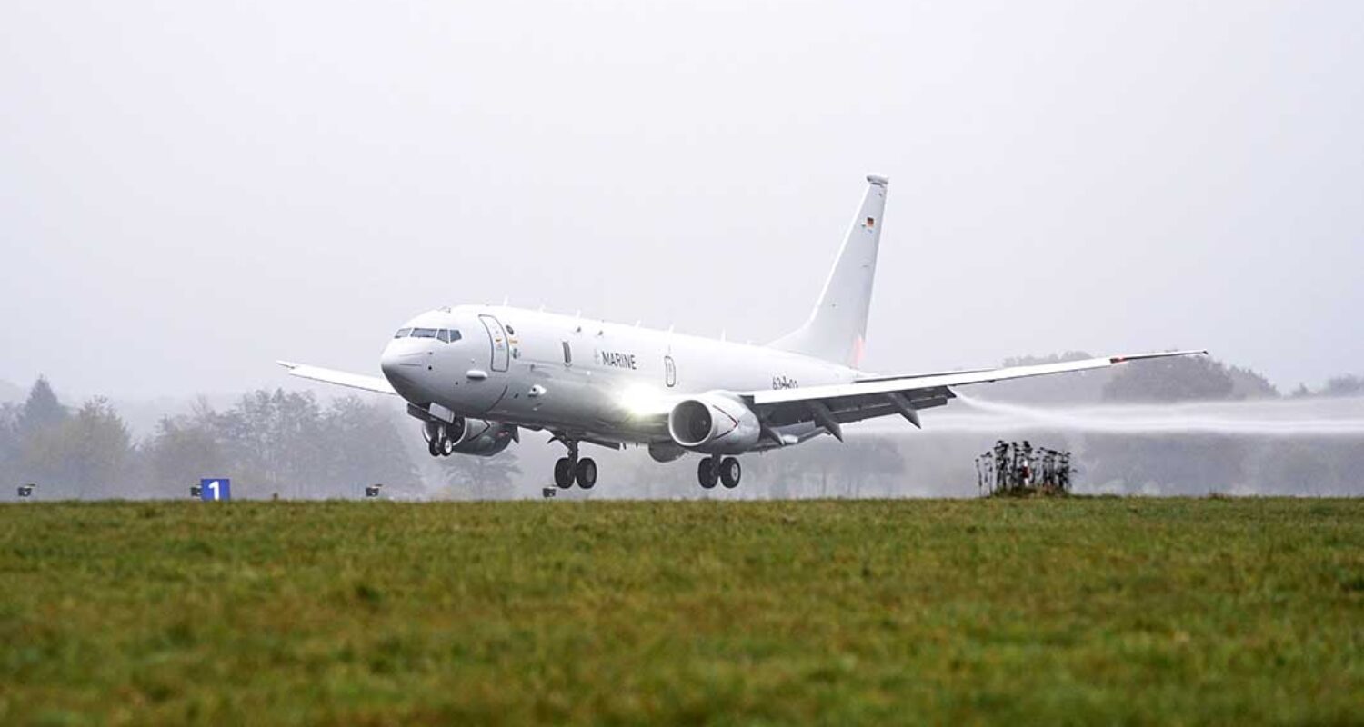 Am 07. November 2025 fand die erste Landung der deutschen P-8A Poseidon in Nordholz statt. Sie ist die erste von 8 Flugzeugen und wird als Seefernaufklärer genutzt. Hier: Erste Landung auf der Start- und Landebahn auf dem Marinefliegerstützpunktes Nordholz.  (Foto © Bundeswehr/ Julia Kelm)