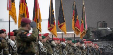 Im Rahmen eines feierlichen Appells werden der Panzerbrigade 45 "Litauen" zwei Kampftruppenbataillone - das Panzergrenadierbataillon 122 aus Oberviechtach und das Panzerbataillon 203 aus Augustdorf unterstellt.