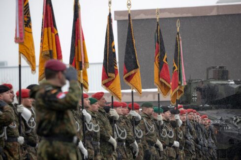 Im Rahmen eines feierlichen Appells werden der Panzerbrigade 45 "Litauen" zwei Kampftruppenbataillone - das Panzergrenadierbataillon 122 aus Oberviechtach und das Panzerbataillon 203 aus Augustdorf unterstellt.