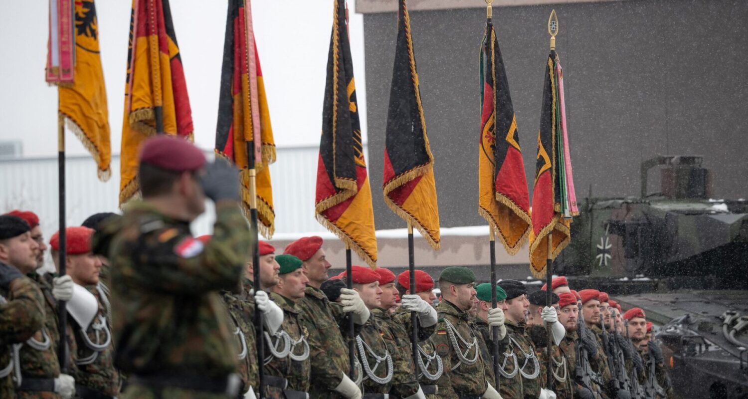 Im Rahmen eines feierlichen Appells werden der Panzerbrigade 45 "Litauen" zwei Kampftruppenbataillone - das Panzergrenadierbataillon 122 aus Oberviechtach und das Panzerbataillon 203 aus Augustdorf unterstellt.