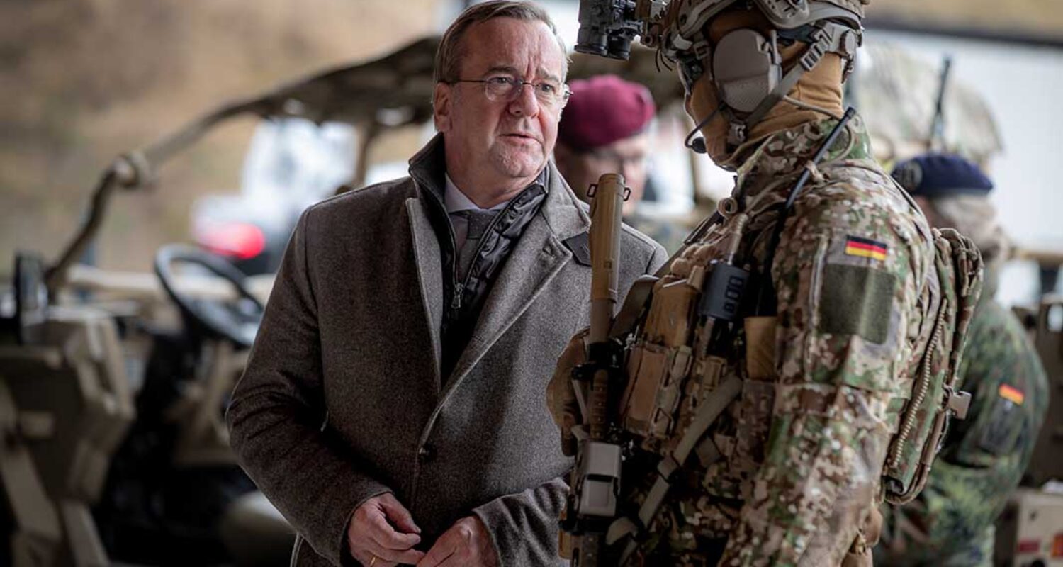 Bundesminister der Verteidigung, Poris Pistorius (l.), im Gespräch mit einem Angehörigen des Kommando Spezialkräfte (KSK).  (Bildrechte: Bundeswehr/Marco Dorow)