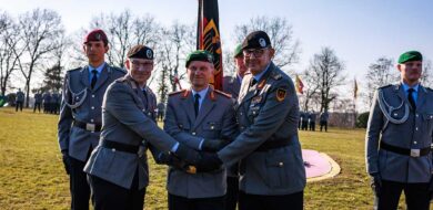 Oberst Tobias Aust, Generalmajor Alexander Krone, Kommandeur der 1. Panzerdivision, und Brigadegeneral Marco Eggert besiegeln per Handschlag die Übergabe des Kommandos über die Panzerbrigade 21. (Bundeswehr/André Vagedes)