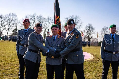 Oberst Tobias Aust, Generalmajor Alexander Krone, Kommandeur der 1. Panzerdivision, und Brigadegeneral Marco Eggert besiegeln per Handschlag die Übergabe des Kommandos über die Panzerbrigade 21. (Bundeswehr/André Vagedes)